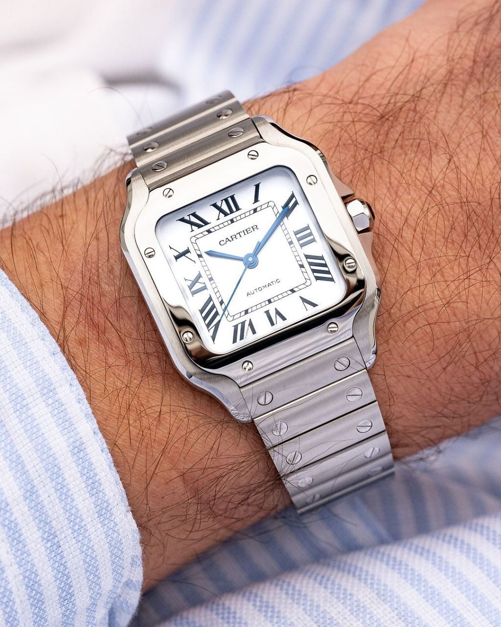 Santos de Large Automatic – 39.8 mm × 47.5 mm. Iconic design, black dial, ADLC bezel, interchangeable strap & timeless elegance